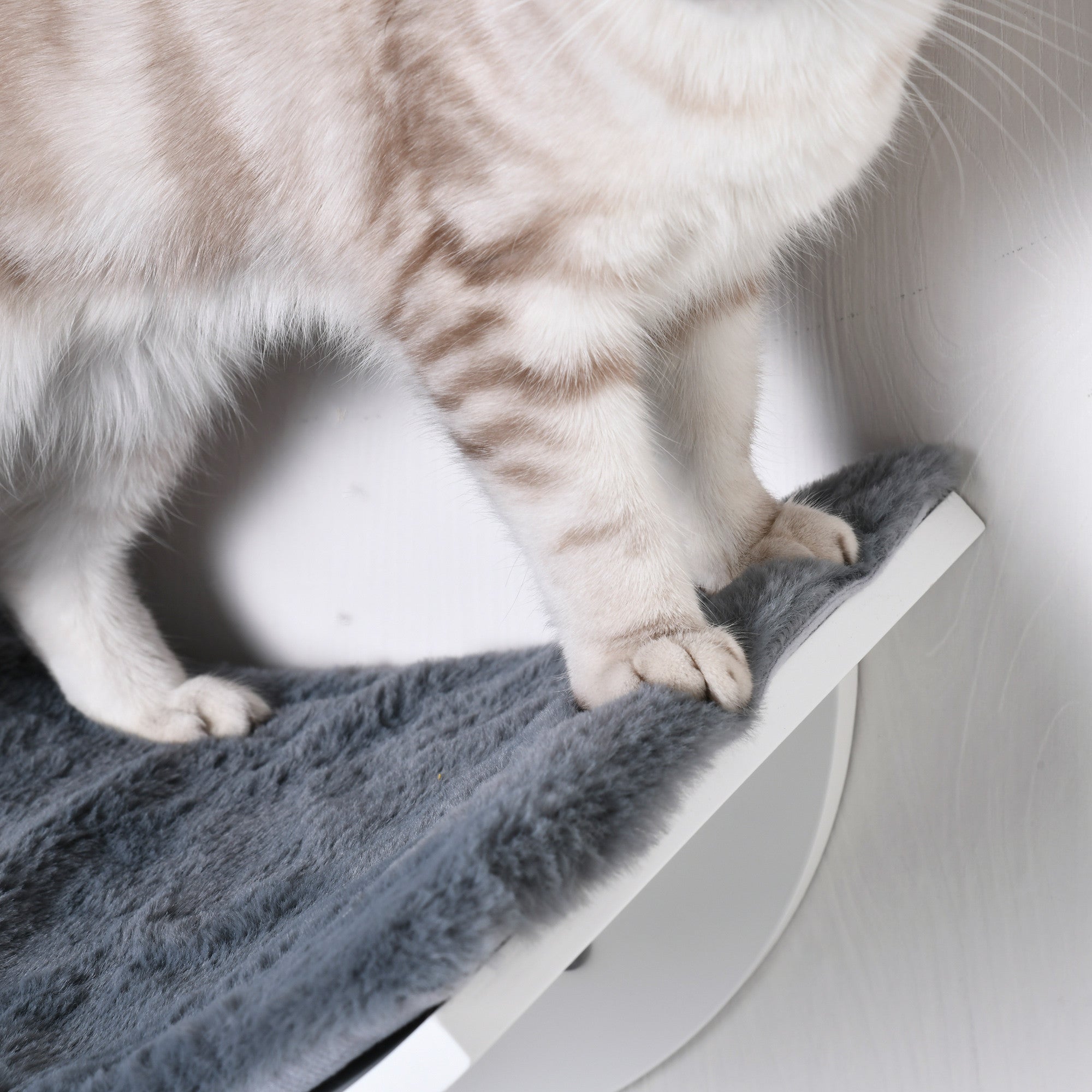 Seinään kiinnitettävä kissanhylly fleecellä – valkoinen/harmaa, 41 cm, enintään 10 kg