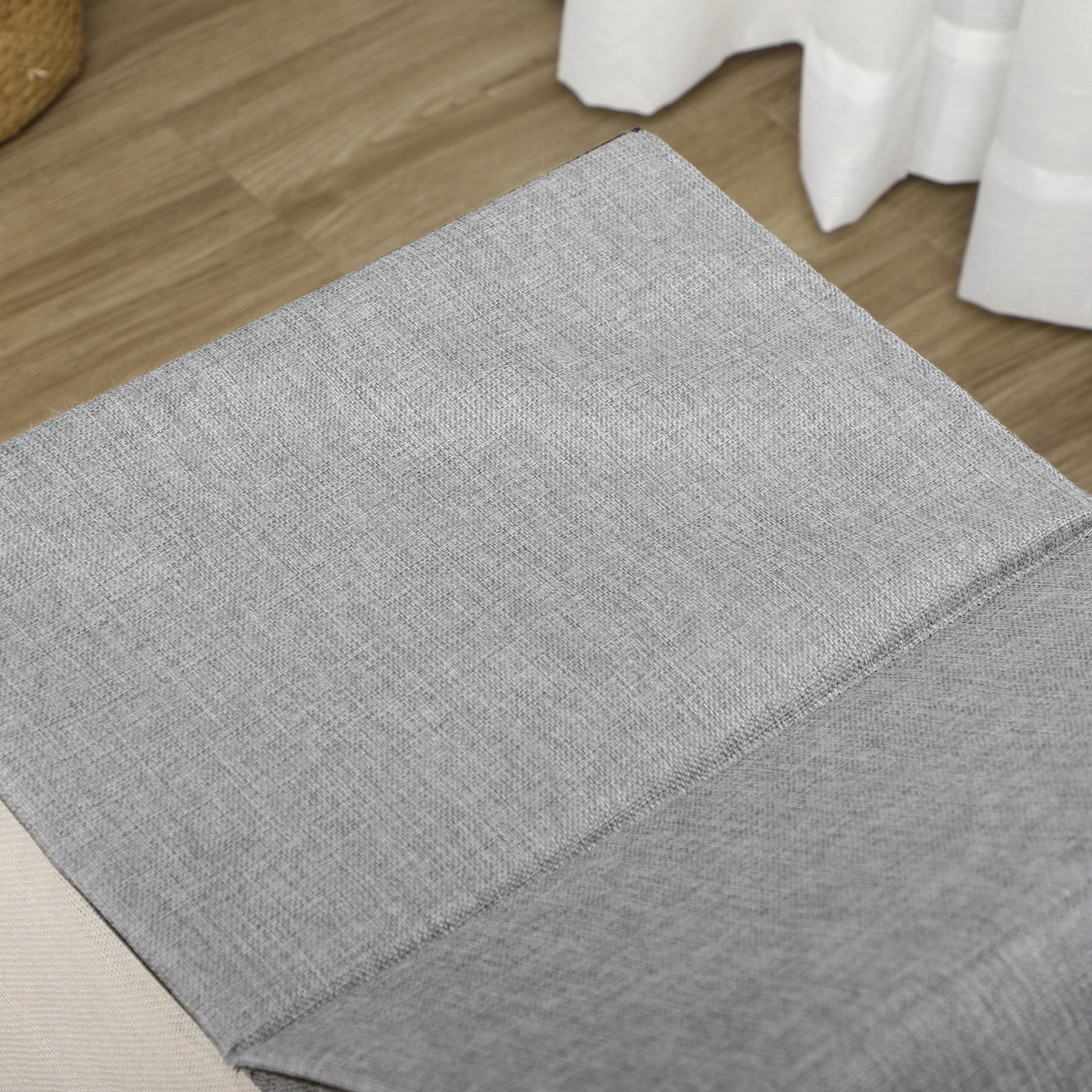 Moderni kissatalo raapimisalustalla ja pestävällä tyynyllä – sisustukseen sopiva lepopaikka kissoille