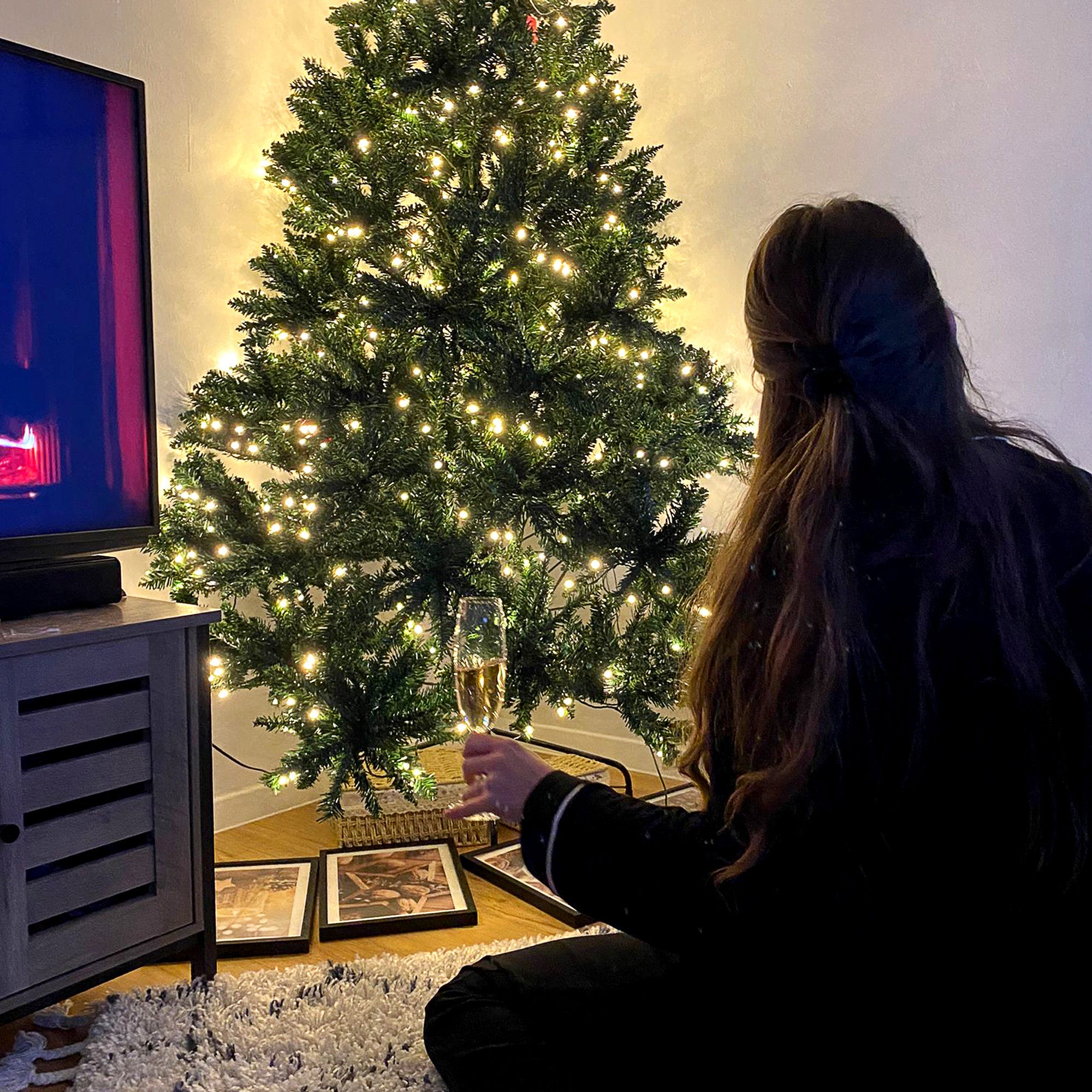 210 cm valaistu tekokuusi – 700 LED-valoa, tiheä rakenne ja tukeva metallijalka, sisäkäyttöön