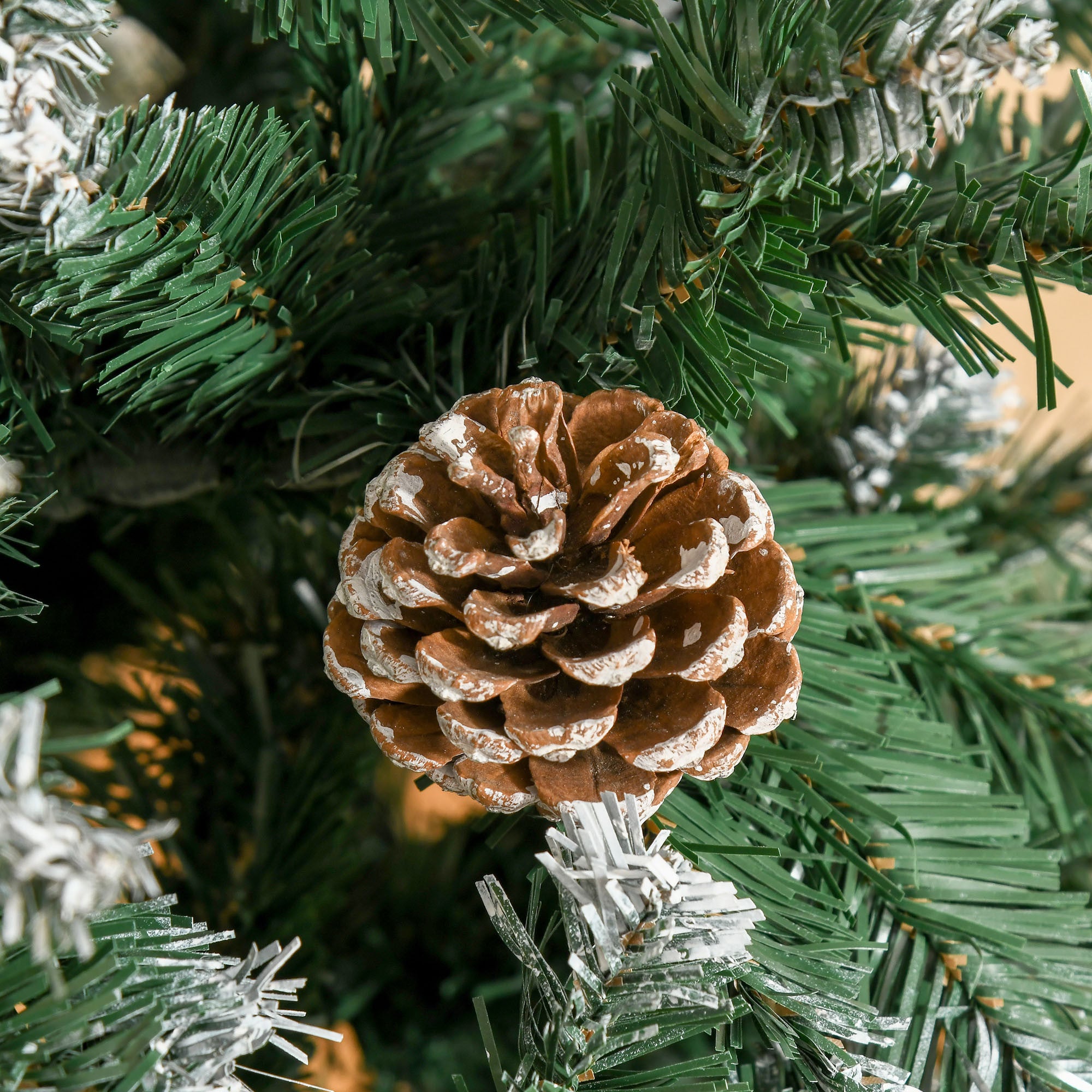 180 cm aidonnäköinen tekokuusi kävyillä – lumiefektillä, 1111 oksaa ja tukeva metallijalka, sisäkäyttöön