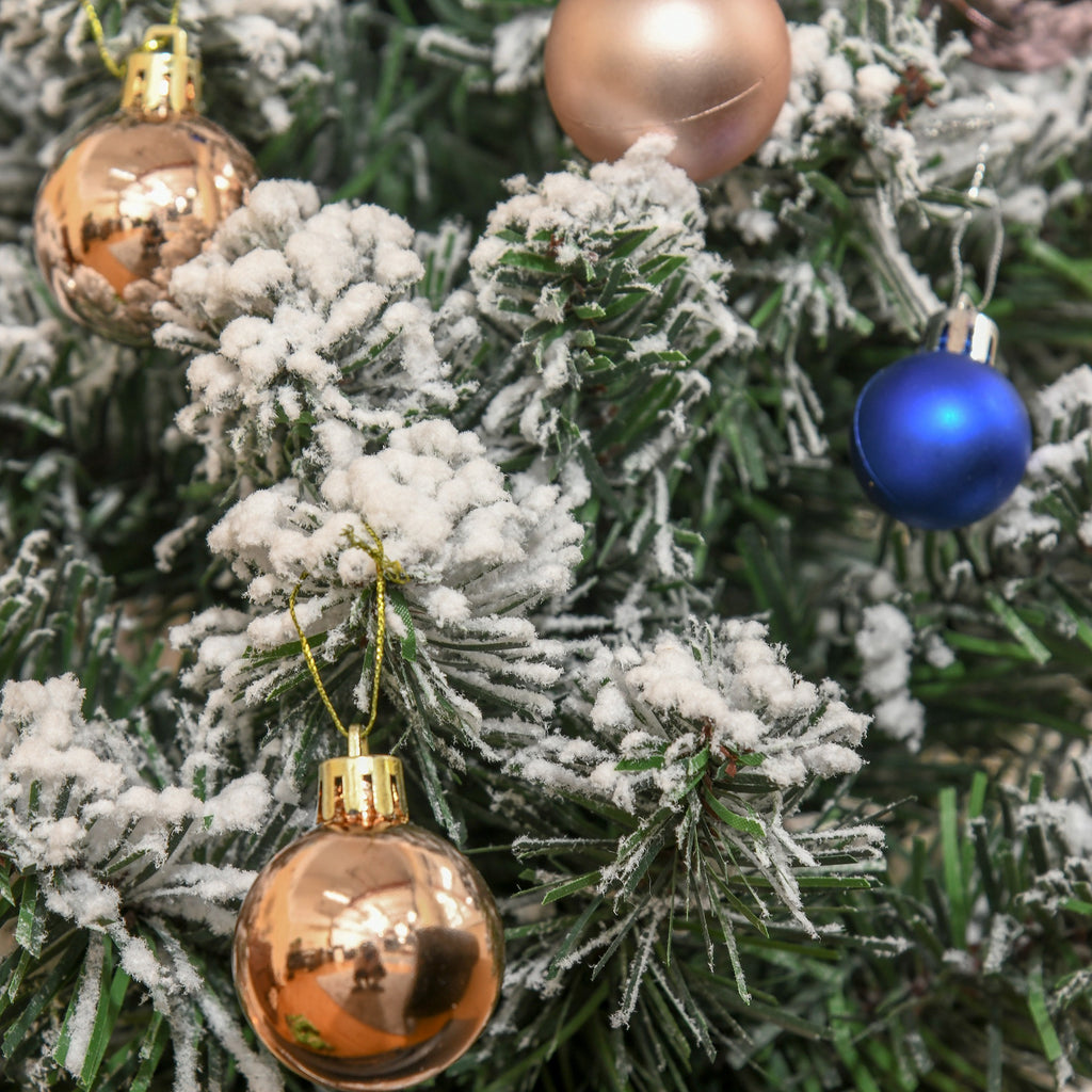 60 cm lumipäällysteinen minikuusi – 67 oksaa, juuttipohjainen pöytäkuusi sisäkäyttöön