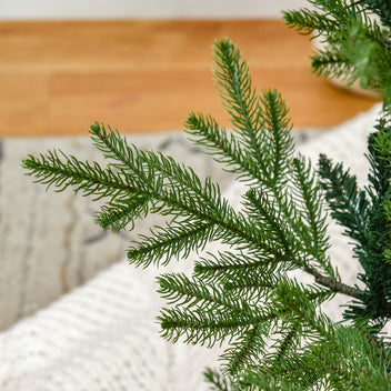 180 cm nordisk konstgjord gran – 795 grenar, bred och autentisk PVC/PE-gran med metallbas, för inomhusbruk