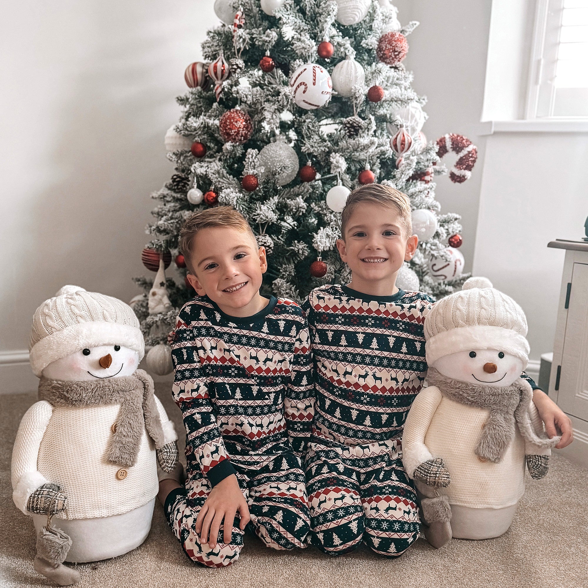 180 cm lumipäällysteinen tekokuusi – 750 oksaa, aidonnäköinen ja helppo koota, metallijalalla ja paloturvallisilla oksilla