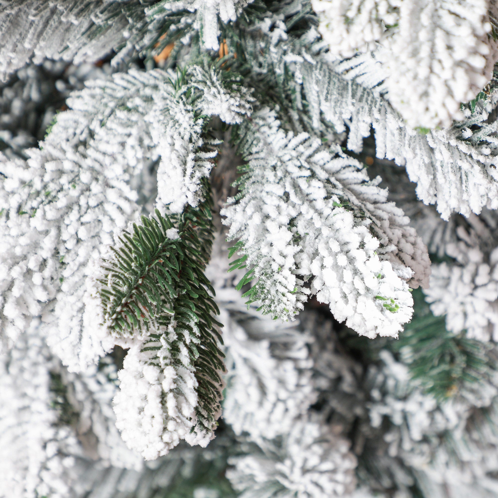 180 cm lumipäällysteinen tekokuusi kävyillä – 1489 oksaa, aidonnäköinen ja paloturvallinen kuusi metallijalalla