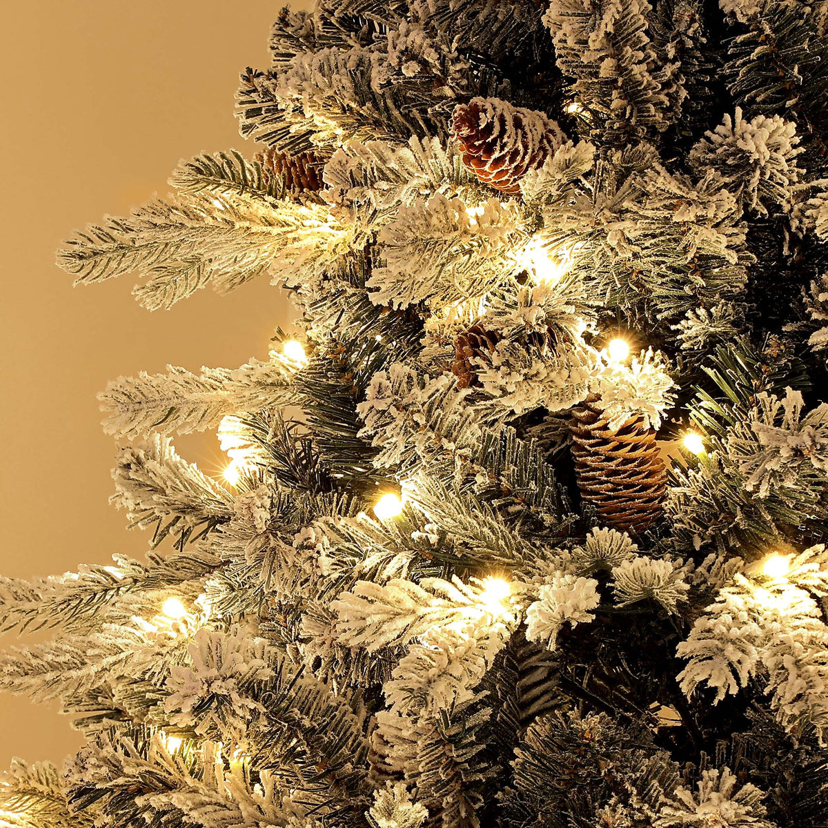 180 cm lumipäällysteinen LED-tekokuusi – 200 lämminsävyistä LED-valoa, paloturvallinen ja tukeva metallijalka, helppo koota