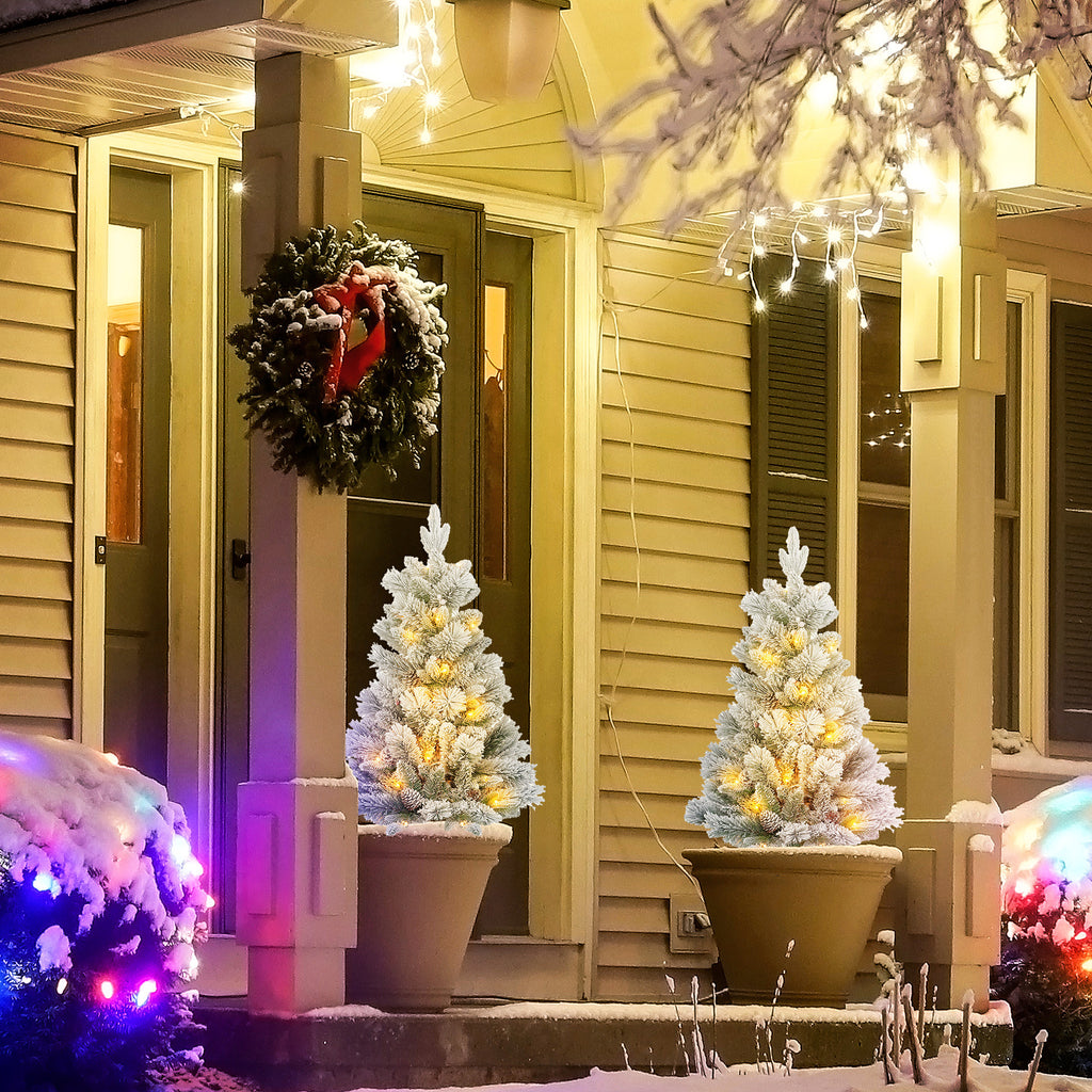 2 x 107 cm snötäckt LED-julgran – varmvit belysning, röda bär och kottar, batteridriven