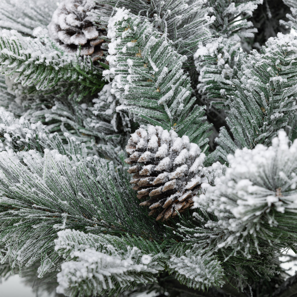 2 x 107 cm snötäckt LED-julgran – varmvit belysning, röda bär och kottar, batteridriven