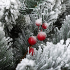 2 x 107 cm snötäckt LED-julgran – varmvit belysning, röda bär och kottar, batteridriven