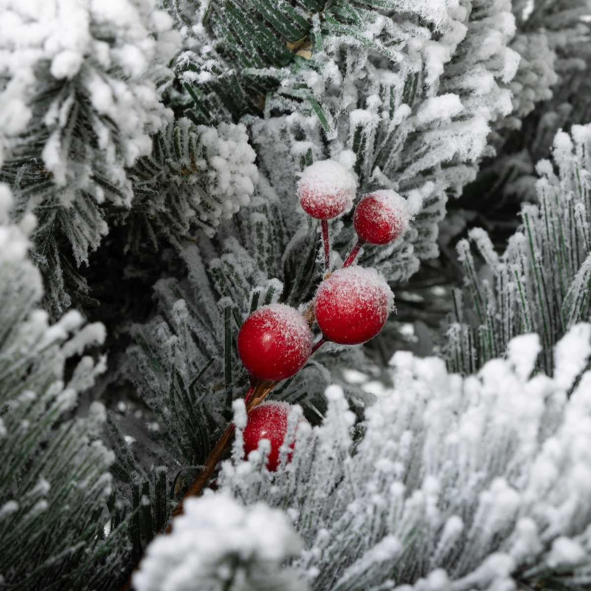 2 x 107 cm snötäckt LED-julgran – varmvit belysning, röda bär och kottar, batteridriven