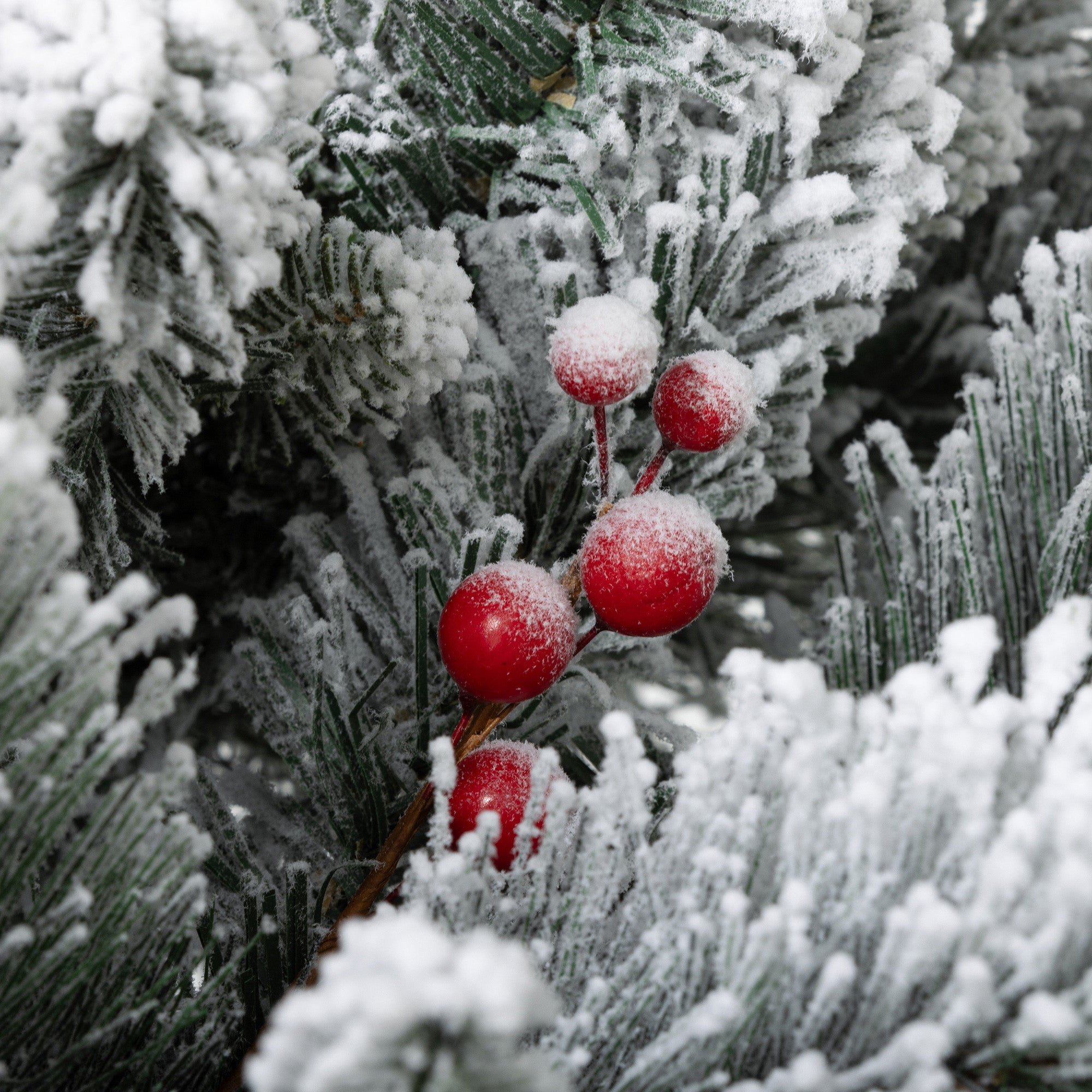 2 x 107 cm lumipäällysteinen LED-tekokuusi – lämminvalkoinen valaistus, punaiset marjat ja kävyt, paristokäyttöinen