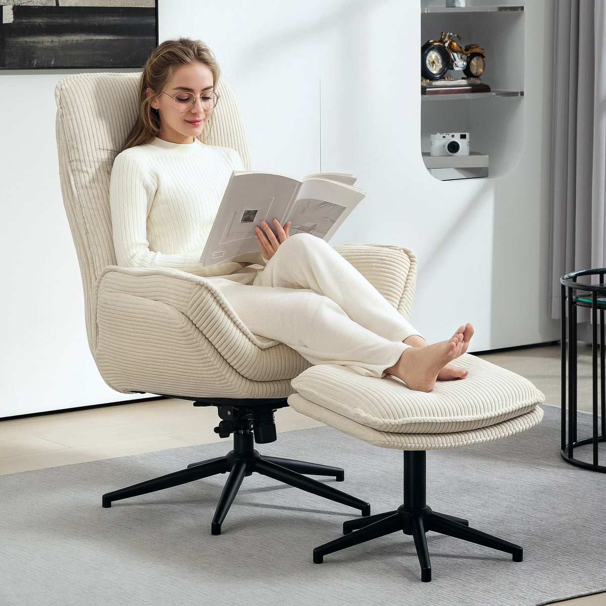 Sammetfåtölj med fotpall – 360° vridbar beige fåtölj