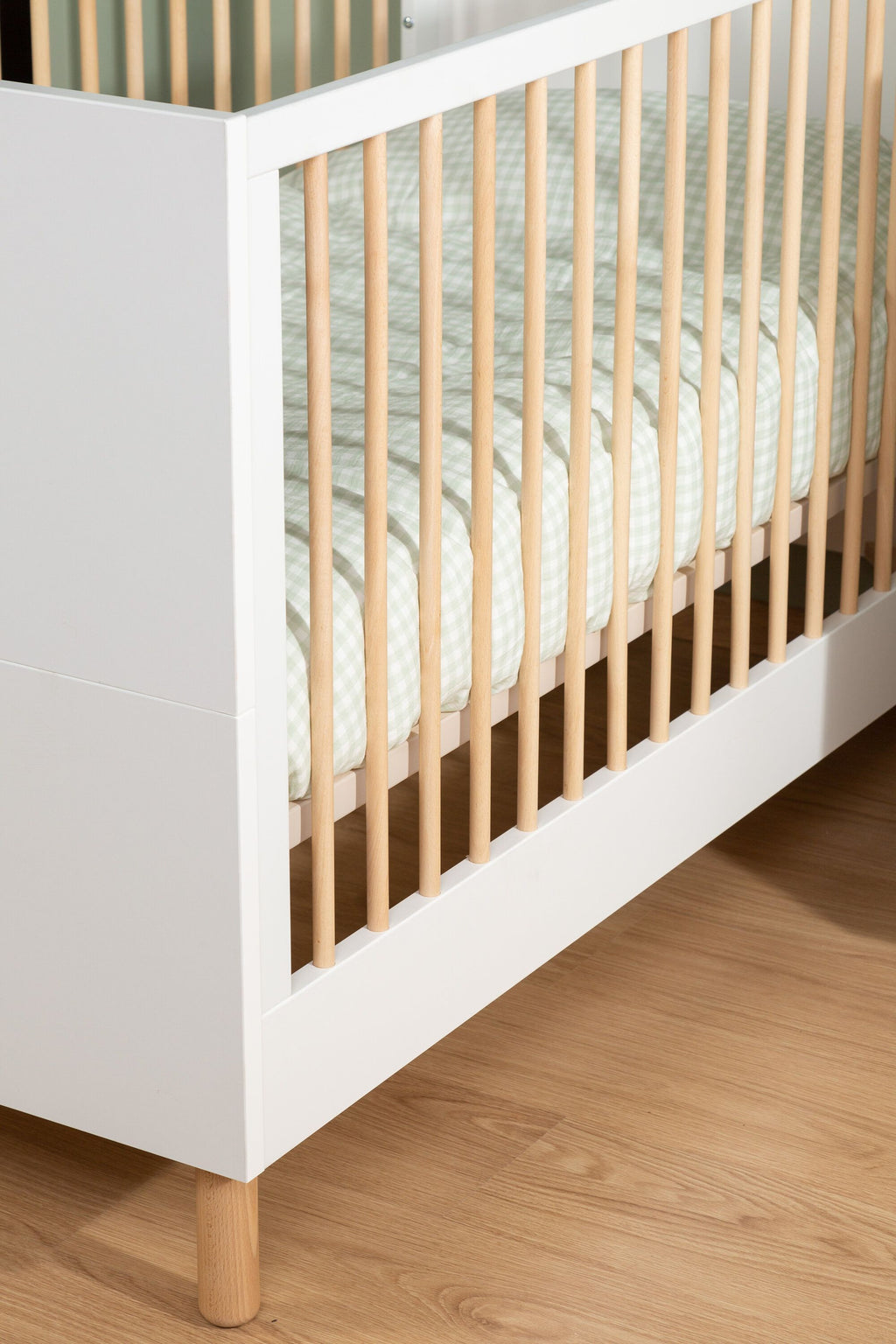 Valkoinen pinnasänky 70x140 cm – muunneltava ja turvallinen vauvan ja taaperon sänky