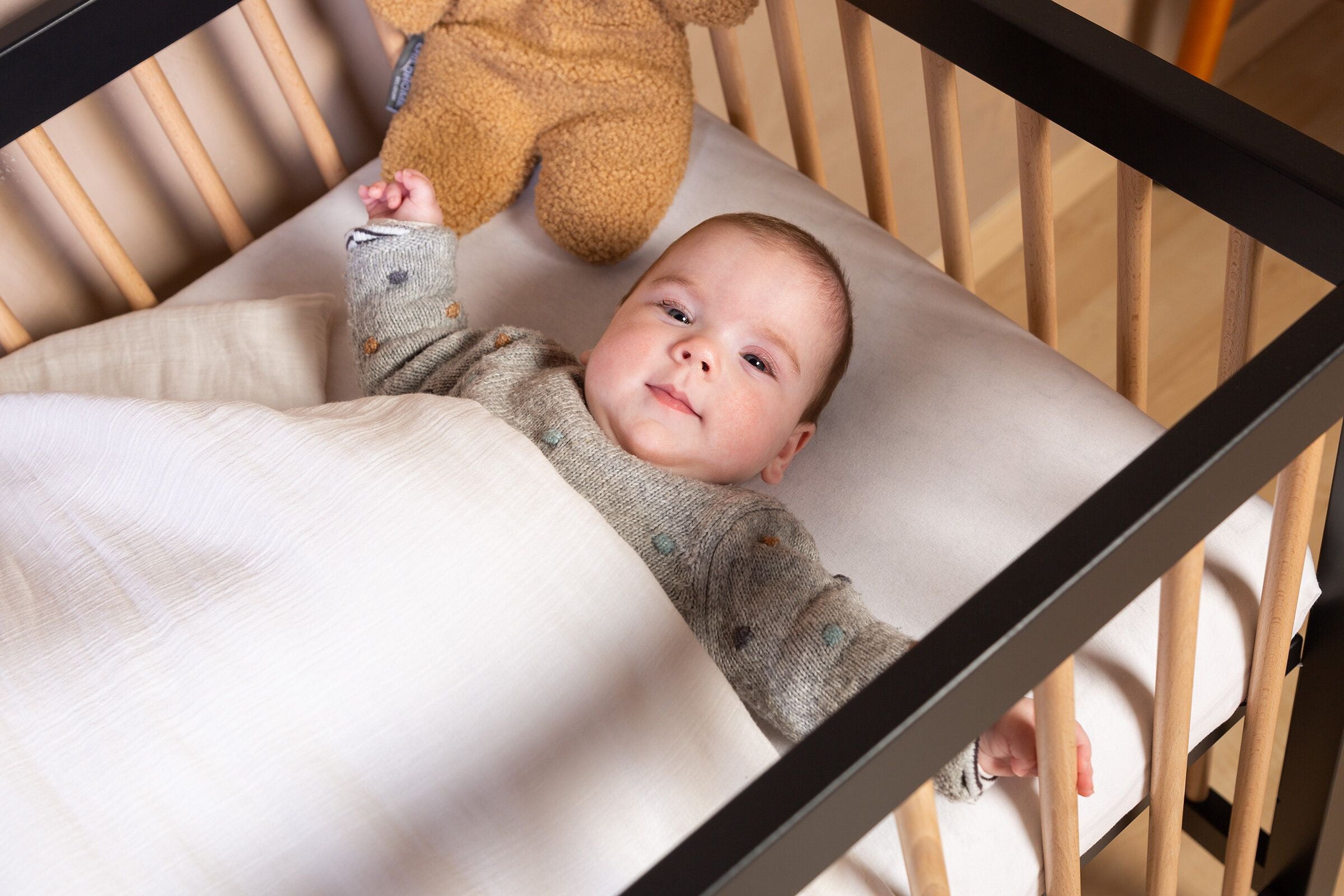 Musta pinnasänky 60x120 cm pyörillä – moderni, säädettävä ja turvallinen vauvan sänky