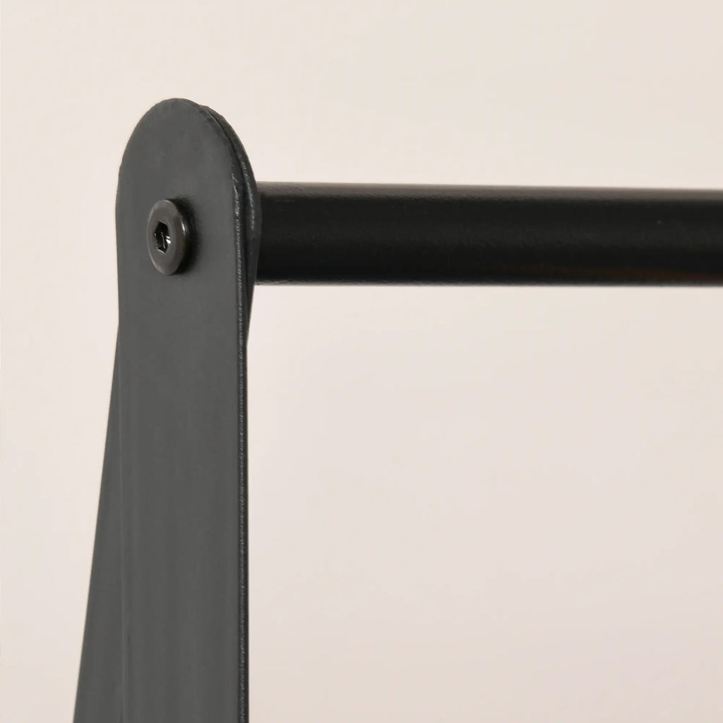 Vaaterekki kahdella hyllyllä, Musta metallirunko