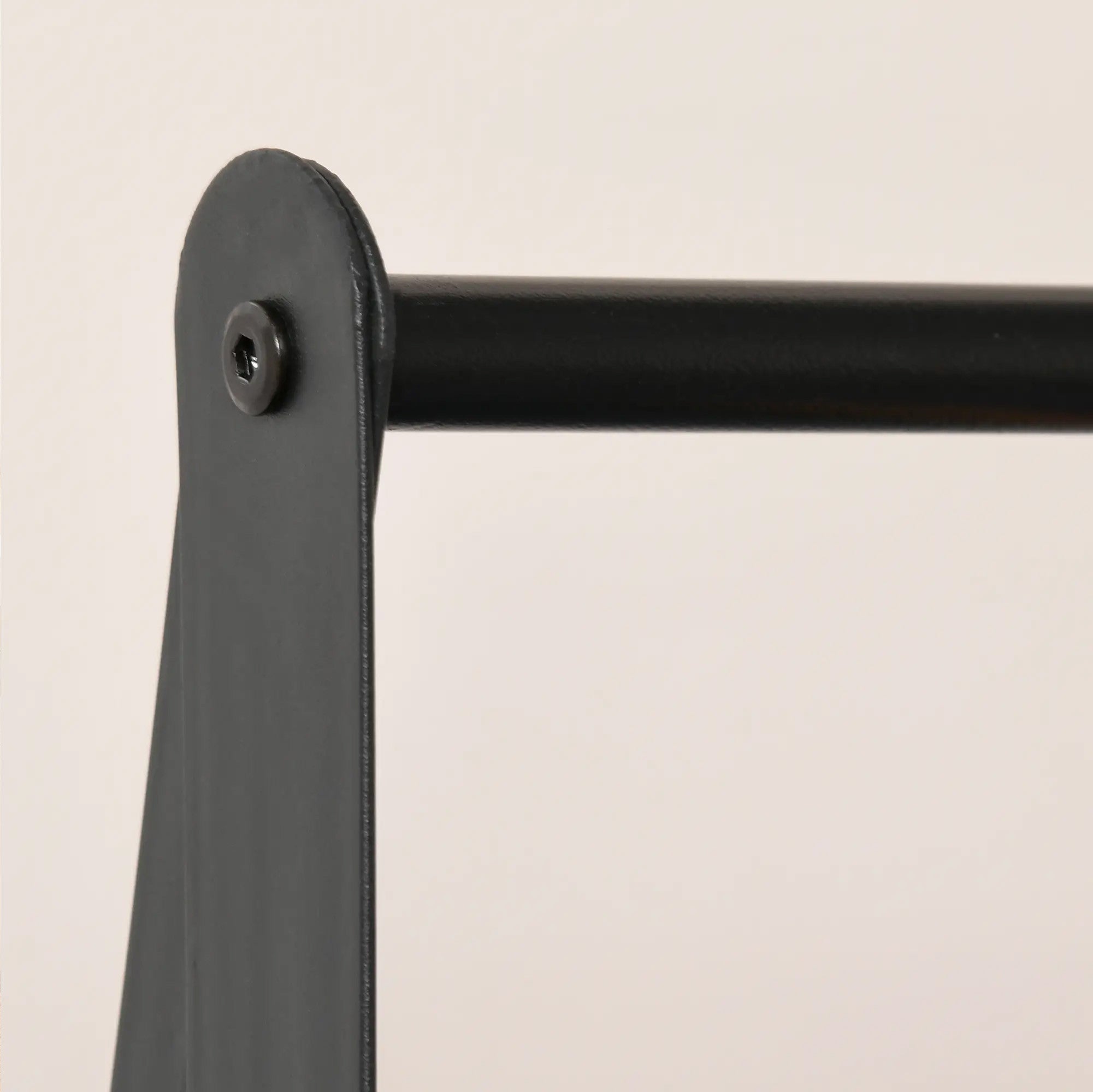 Vaaterekki kahdella hyllyllä, Musta metallirunko