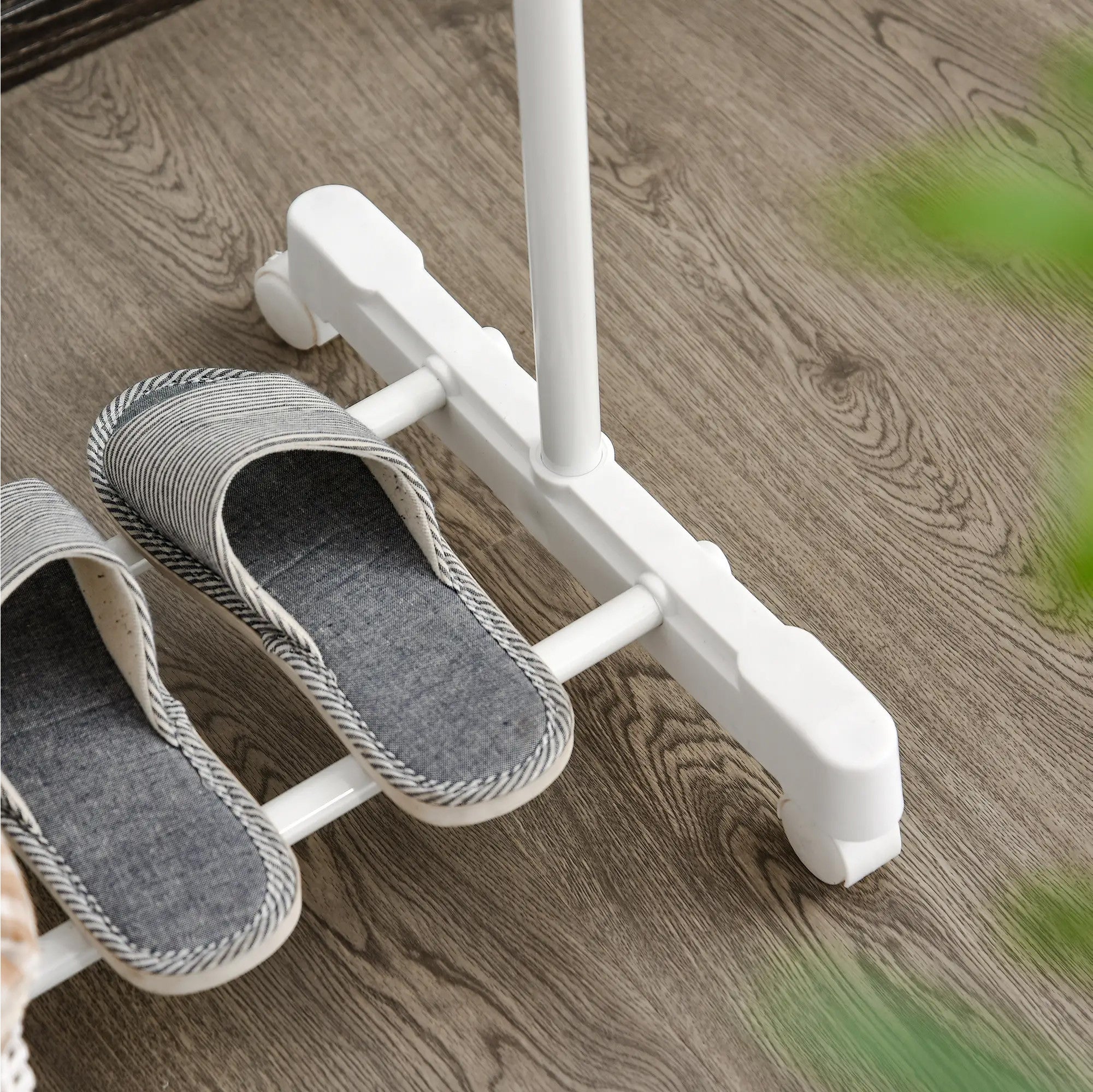 Säädettävä vaaterekki pyörillä – siirrettävä metallinen vaateteline alaosanhyllyllä kotiin ja myymälään (87–145 cm)