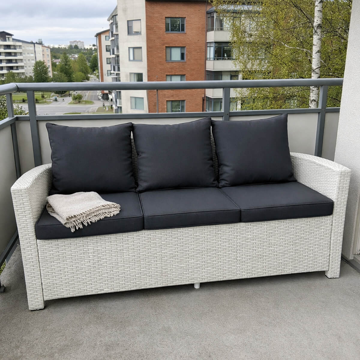 3-istuttava ulkosohva 175 x 60 x 74 cm – polyrottinki, valkoinen/harmaa