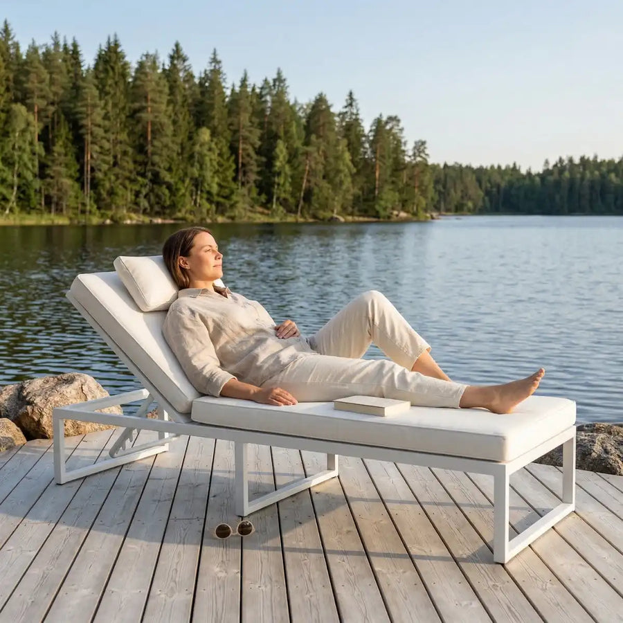 Solstol 200 cm – justerbart ryggstöd, 10 cm stoppning, stålram, vit/beige