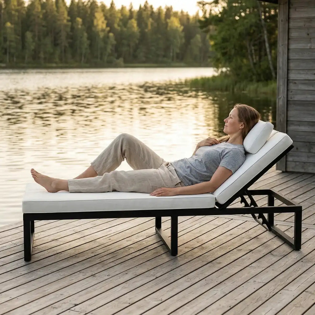 Aurinkotuoli 200 cm – säädettävä selkänoja, 10 cm pehmuste, teräsrunko, musta/beige