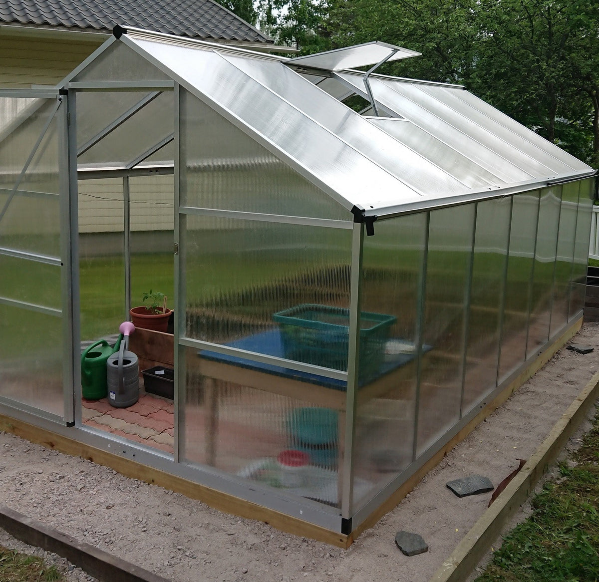 Kasvihuone 10 m² – 4 mm 800 g/m² kennolevyt, sokkeli, alumiinirunko