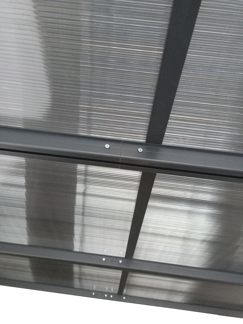 Terassikatos 556 x 300 cm – 6 mm polykarbonaattipaneelit, alumiinirunko, vesirännit