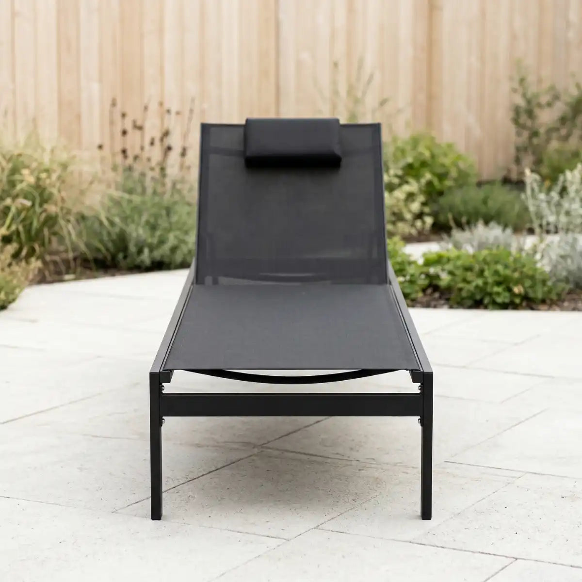 Solstol 195 x 65 x 35 cm – aluminiumram, textilene-tyg, nackkudde, svart