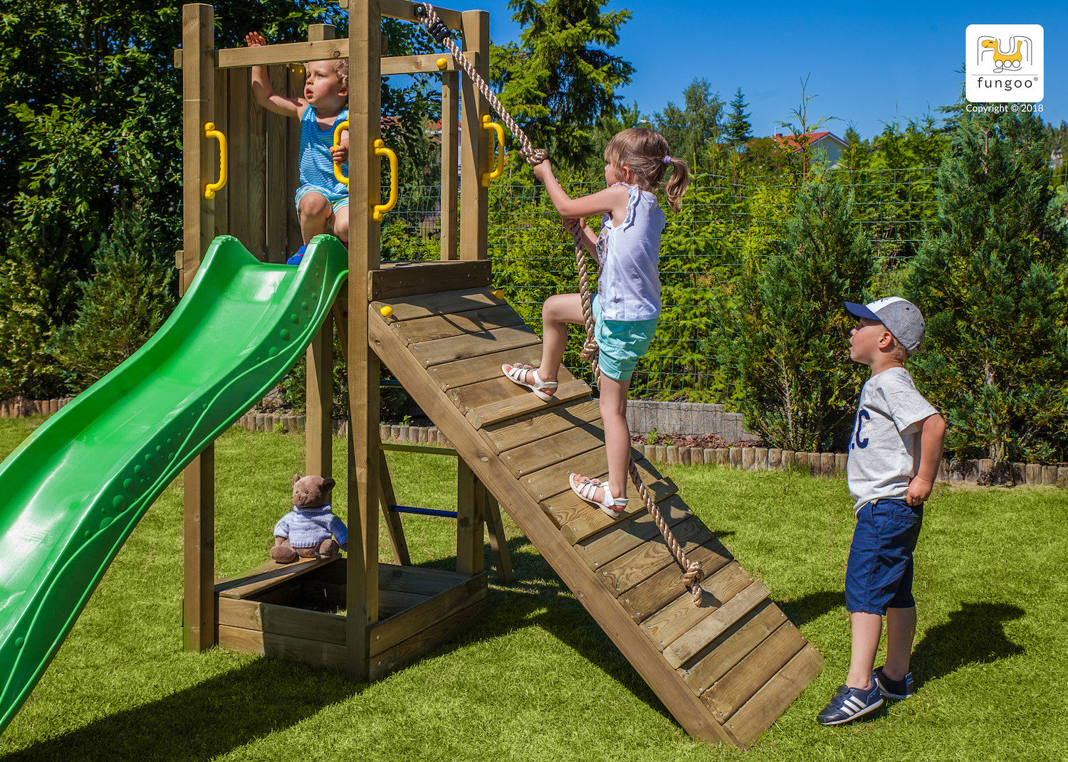 Fungoo Funny 3 leikkikeskus rampilla ja hiekkalaatikolla