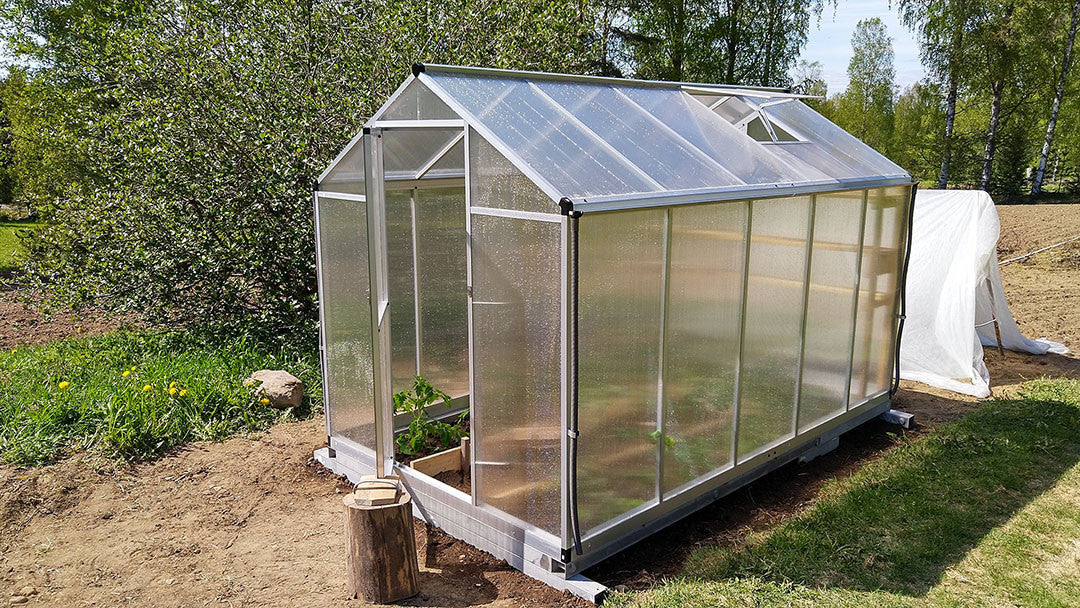 Växthus 5,4 m² – 4 mm cellplåt, aluminiumram, sockel och rännor
