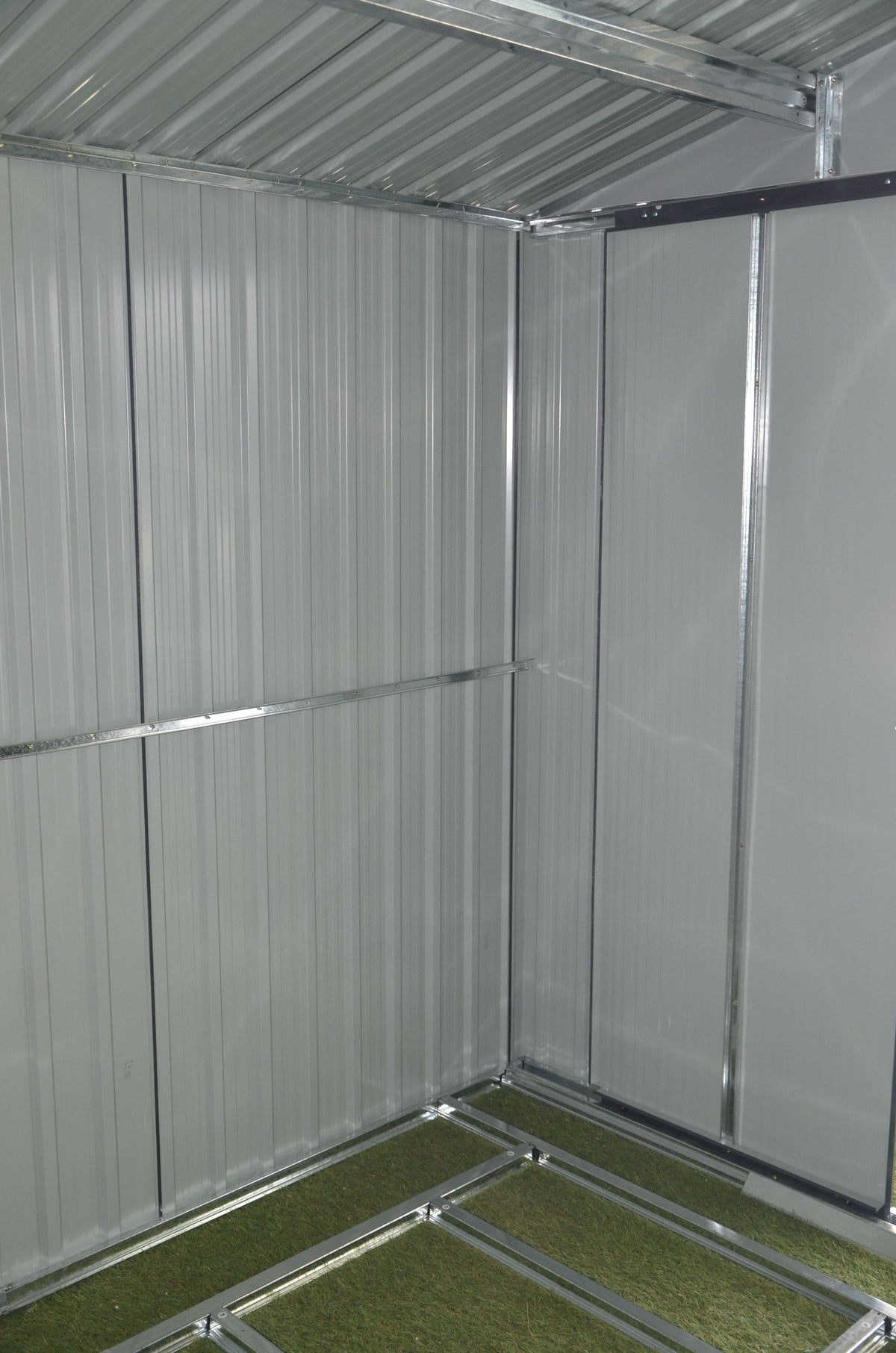 Pihavaja 2,7 m² – galvanoitu teräs, liukuovet, sokkeli mukana