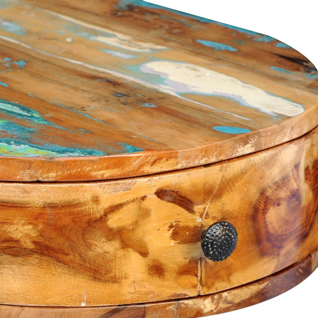 Uusiokäytetystä puusta valmistettu pöytä rautajaloilla