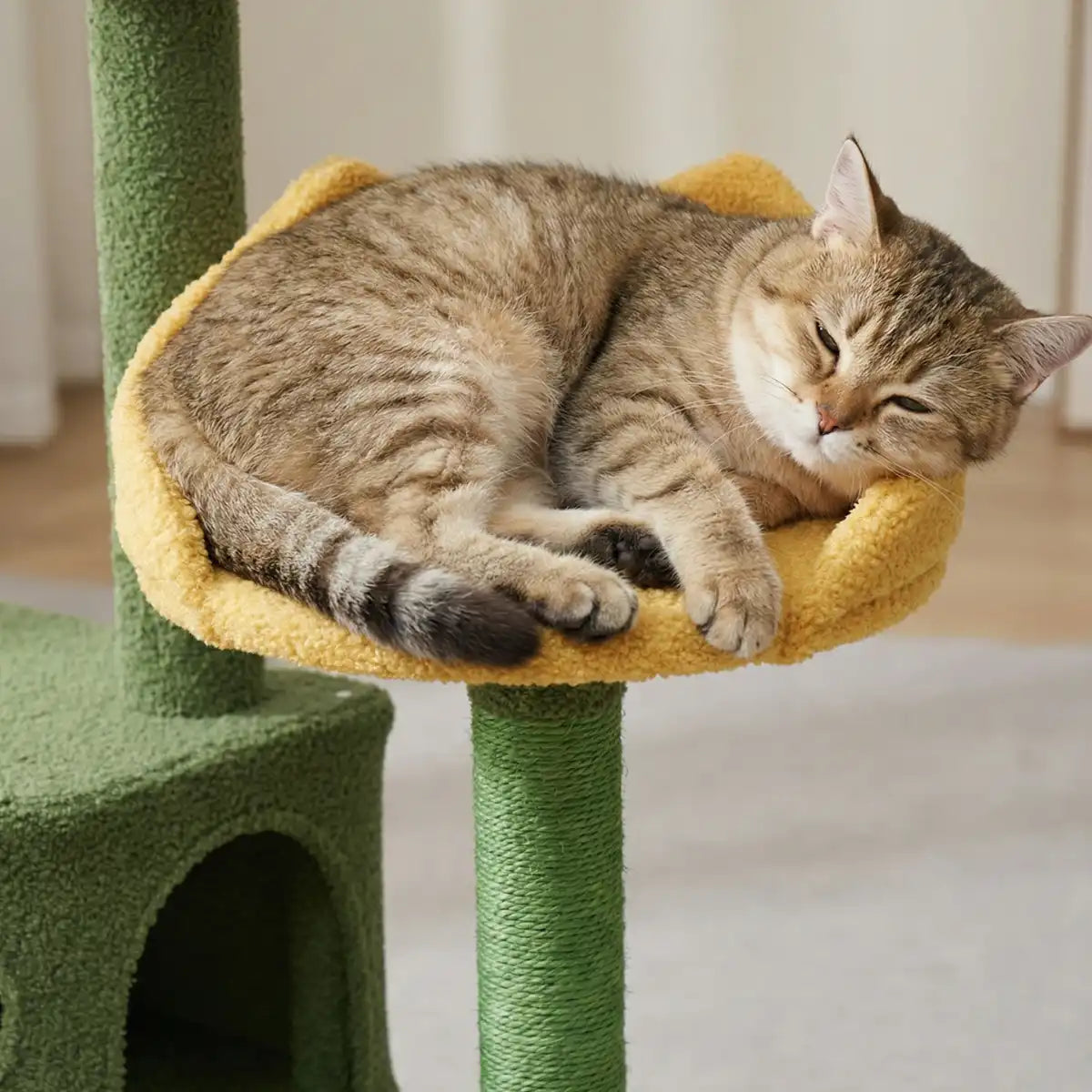 Kattklösbräda 139 cm – 2 hus, sisalstolpar, bollleksaker, gul/grön