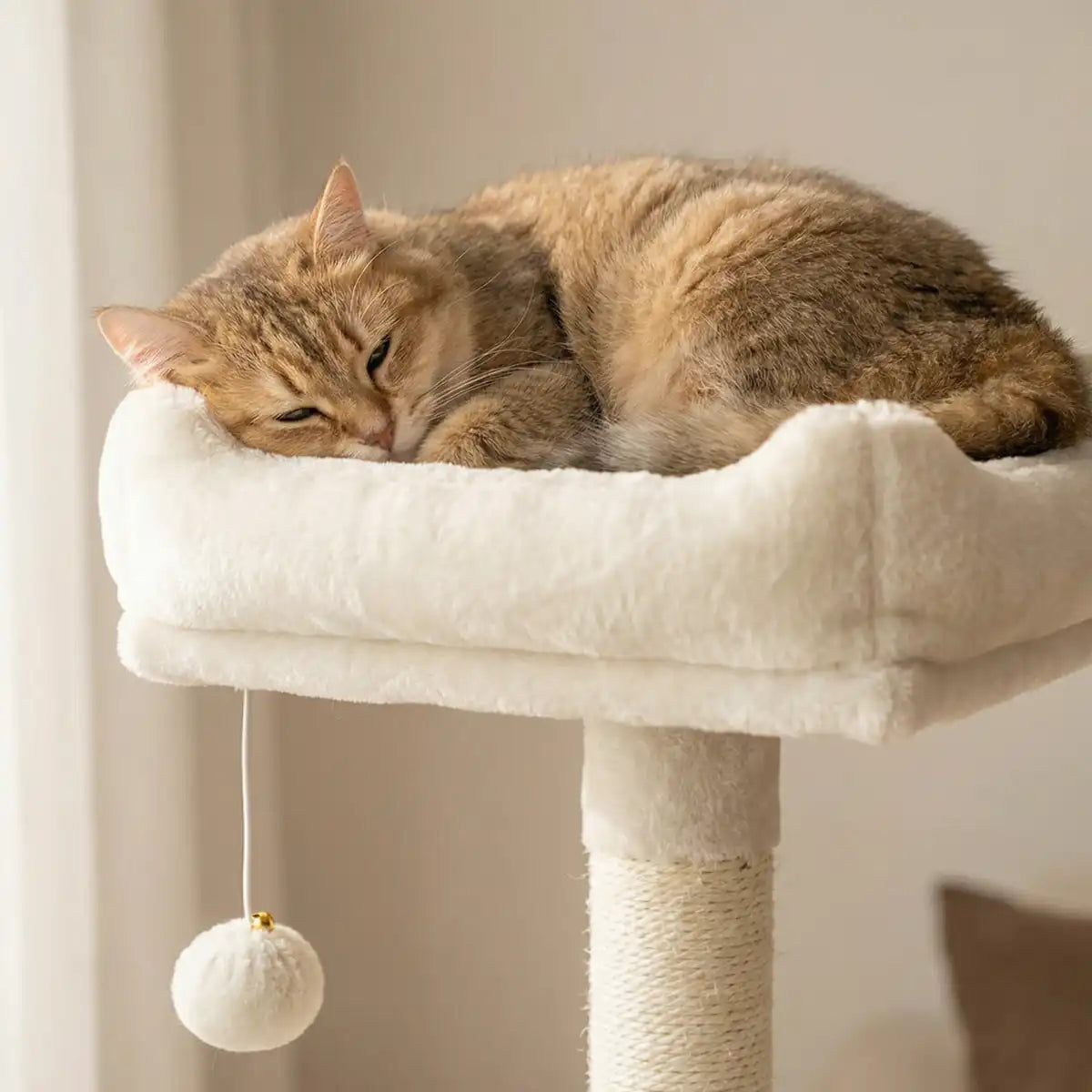 Kattklösbräda 143 cm – hus, övre bädd, sisalstolpar, beige