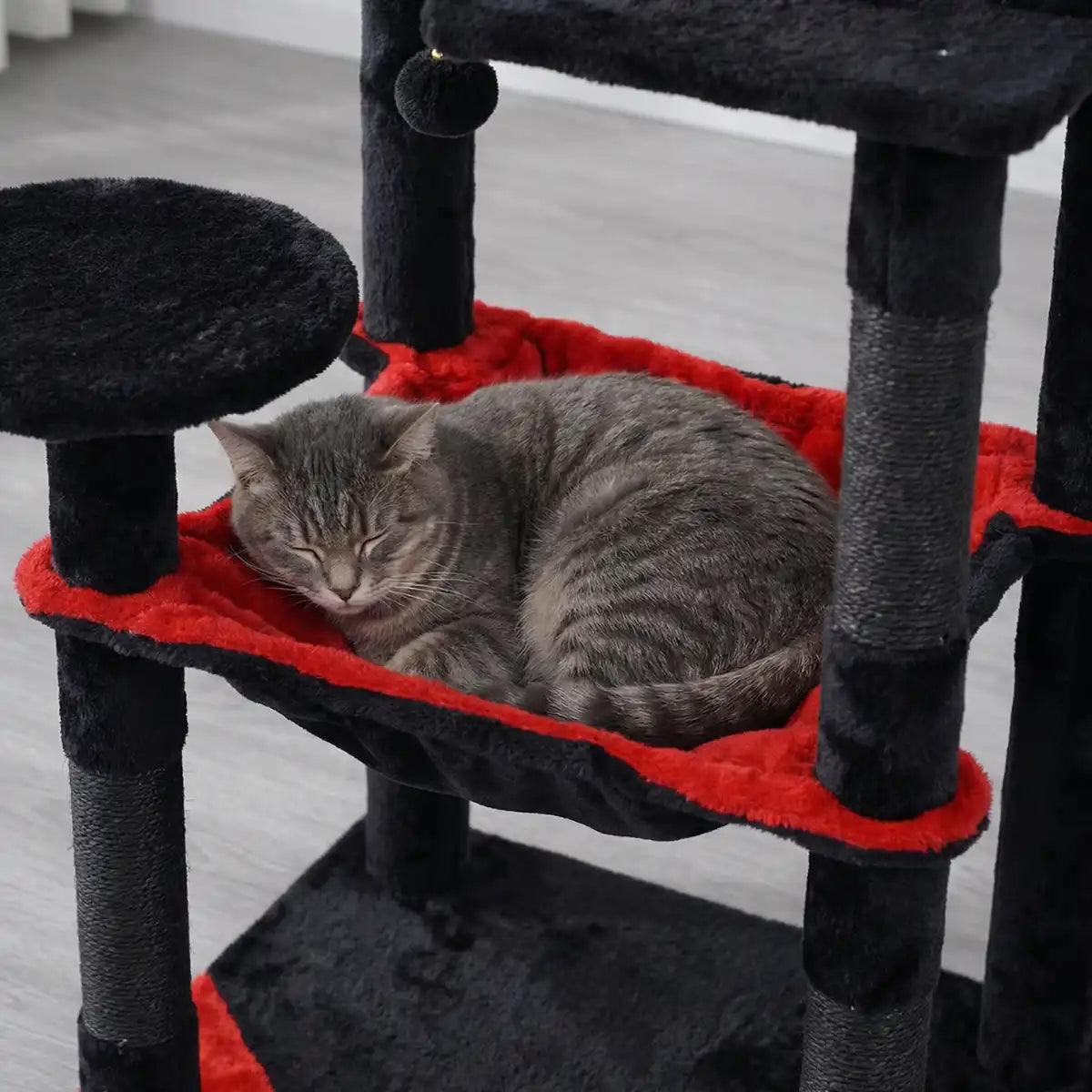 Pohjolan Lemmikkitarvike Kissan kiipeily-/raapimispuu 143 cm, Musta/Punainen