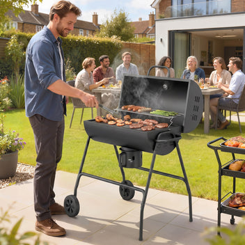 Kannellinen hiiligrilli lämpömittarilla ja pyörillä, musta