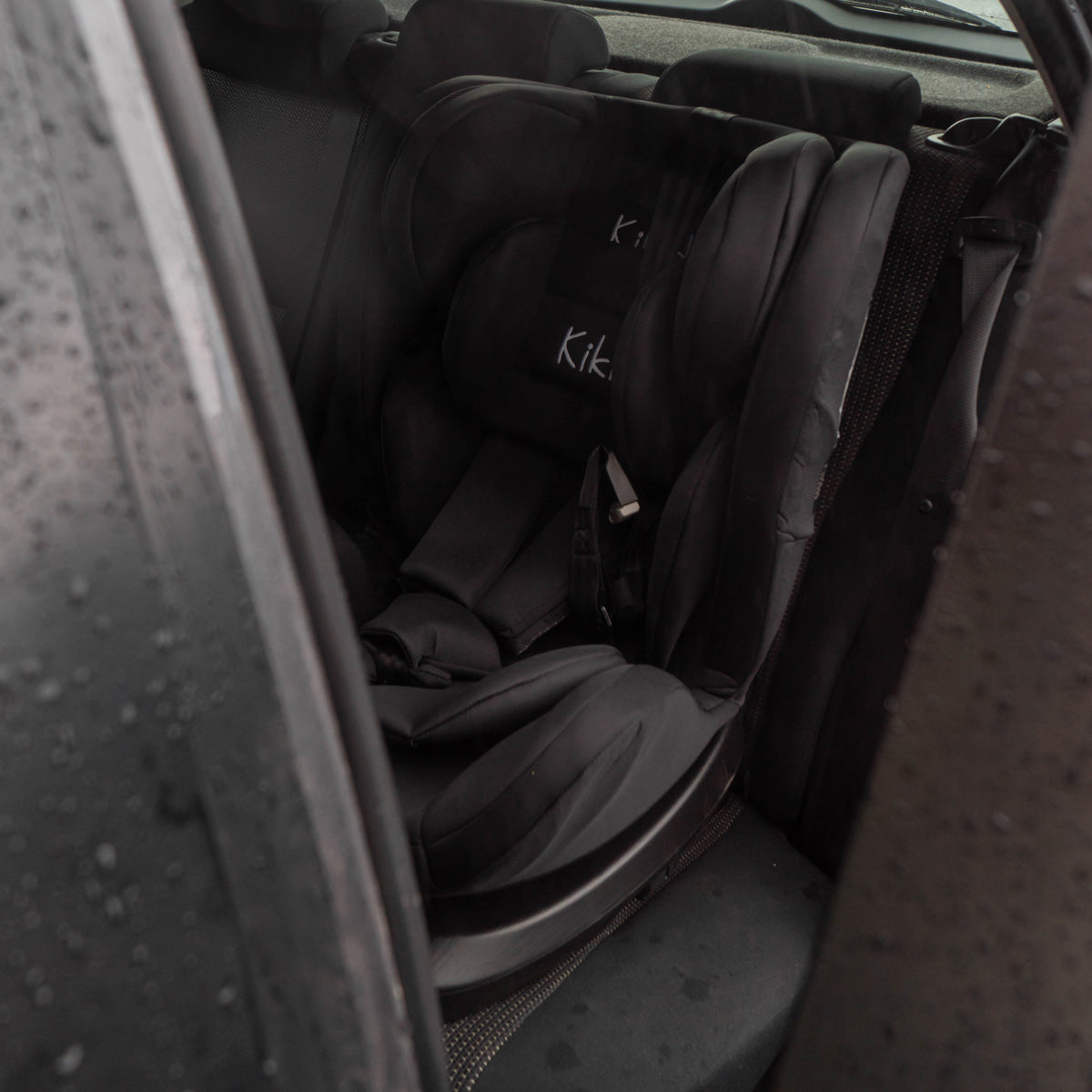KIKID TURVAKAUKALO/ISTUIN PREMIUM 0-36 KG BLACK EDITION