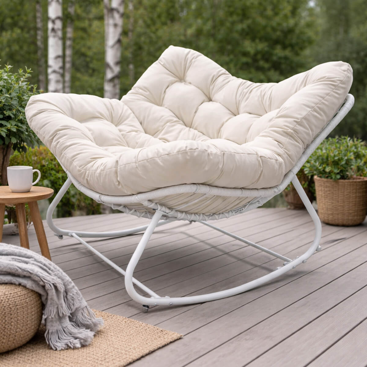 Keinutuoli 100 x 100 x 78 cm – polyrottinki, 12 cm pehmuste, teräsrunko, valkoinen/beige