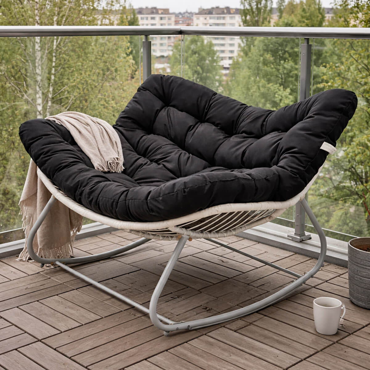 Keinutuoli 100 x 100 x 78 cm – polyrottinki, 12 cm pehmuste, teräsrunko, valkoinen/harmaa