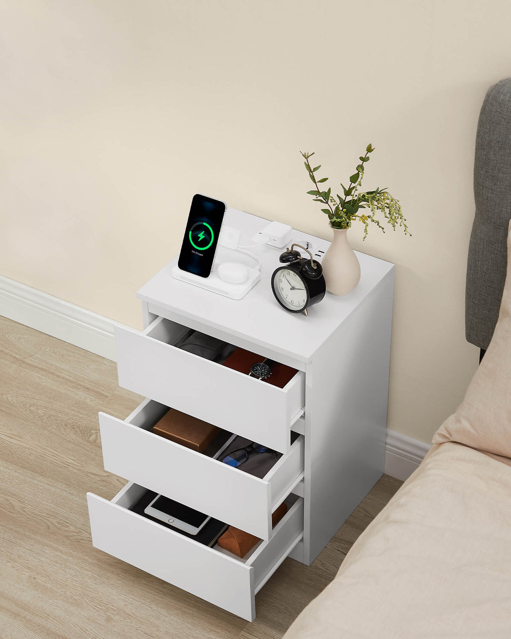 2 yöpöydän sarja, 3 laatikkoa, viistetty reuna, 2 pistorasiaa ja 2 USB-porttia, olohuoneeseen, makuuhuoneeseen ja työhuoneeseen, moderni, 35 × 40 × 59 cm, pilvenvalkoinen