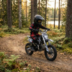 Minikrossi 110cc 4-tahti – puoliautomaatti, 80 km/h, hydrauliset levyjarrut, musta