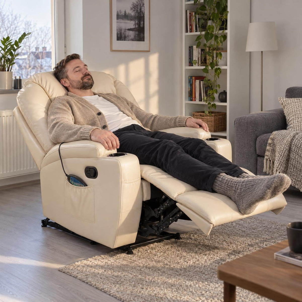 Hierova TV-tuoli 90 x 94 x 105 cm – recliner, 8 hierontapistettä, mukitelineet