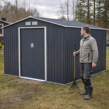 Trädgårdsskjul 8,8 m² – galvaniserat stål, 96 x 154 cm skjutdörrar, sockel