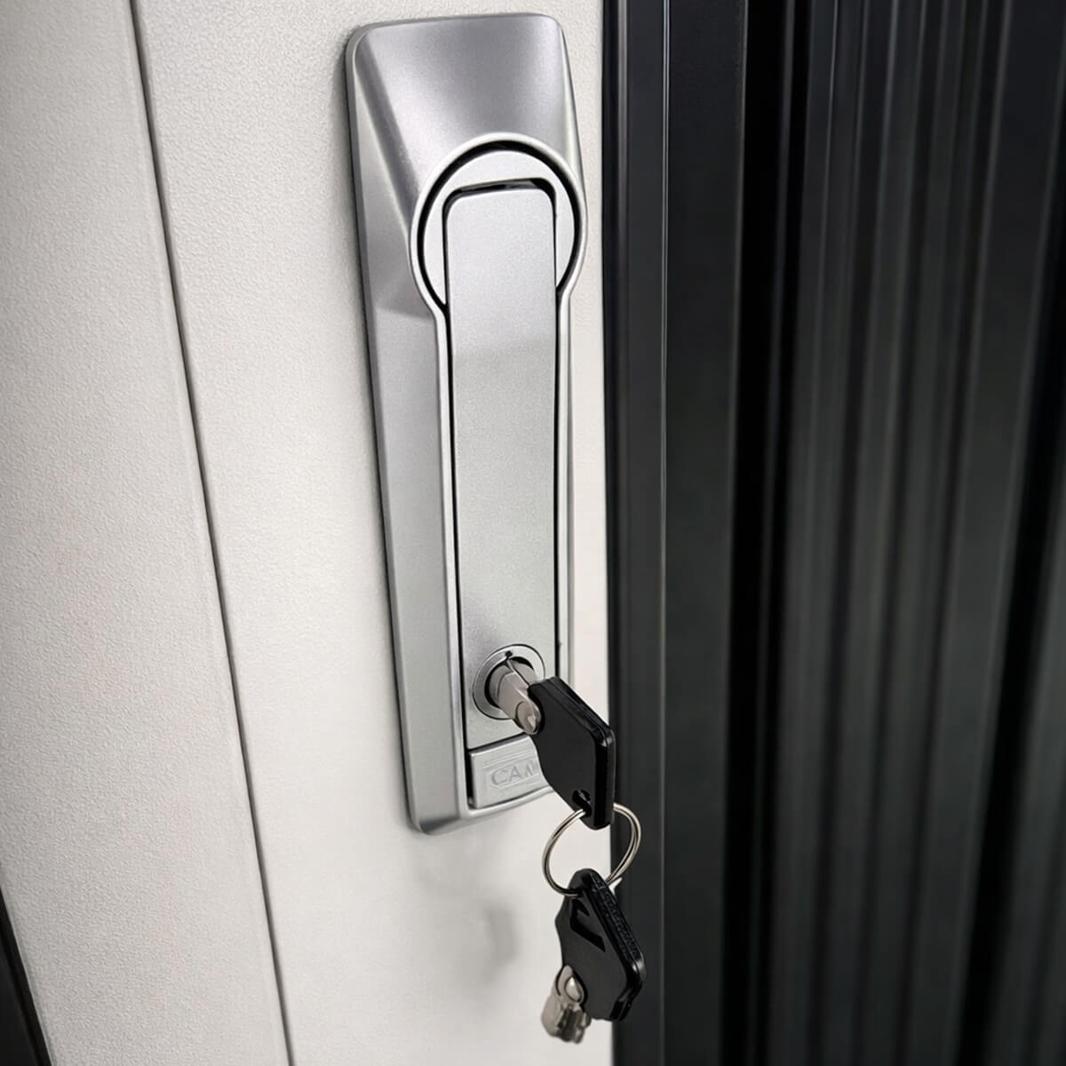 Pyöräkatos 4 pyörälle – 203 x 198 x 157 cm, lukittavat ovet, metallivaja