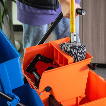 Moppivaunu 26 l puristimella, erilliset ämpärit puhtaalle ja likaiselle vedelle, pyörät, oranssi