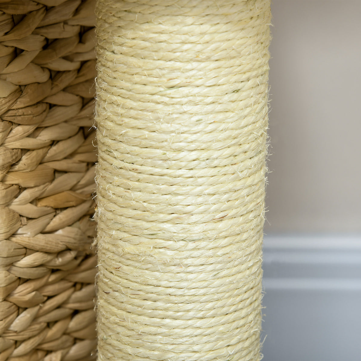 Kissan raapimispuu punotulla pesällä ja korilla, 74 cm, beige
