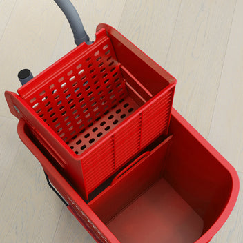 Moppiämpäri 20 l puristimella ja kahvalla, pyörät, muovi, punainen