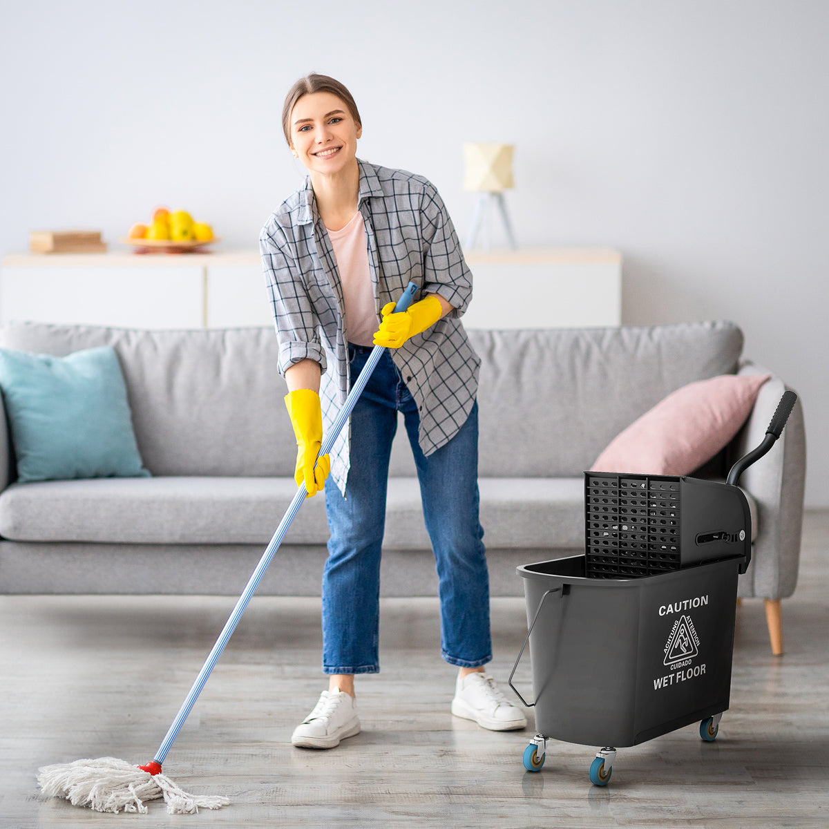 Moppiämpäri 20 l puristimella ja kahvalla, pyörät, muovi, musta
