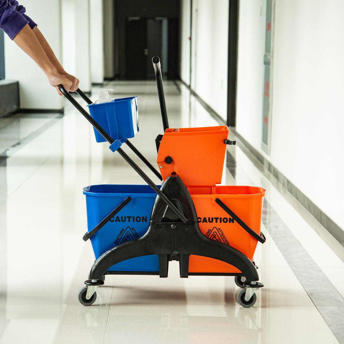 Moppivaunu 26 l puristimella, erilliset ämpärit puhtaalle ja likaiselle vedelle, pyörät, oranssi