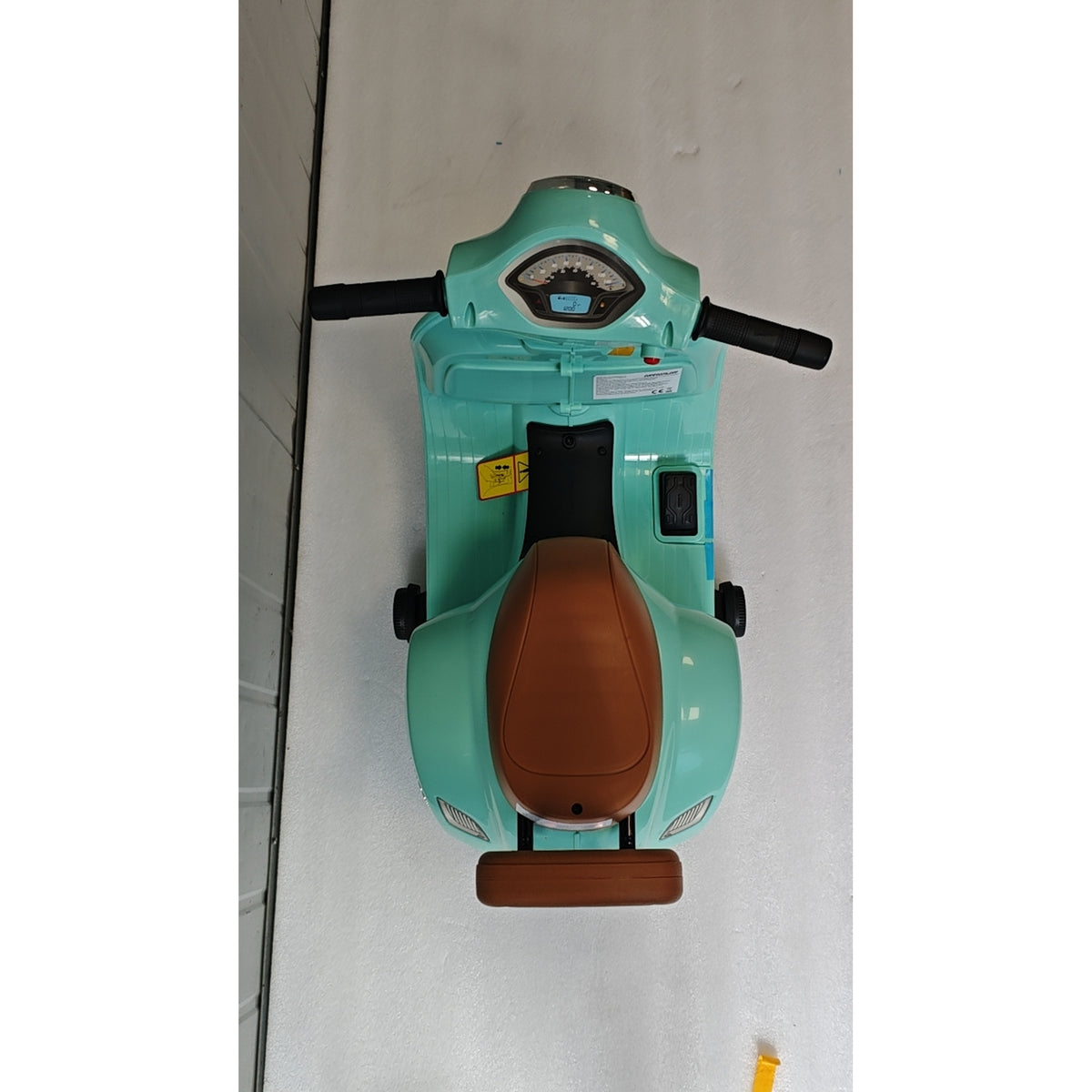 Lasten sähkömopo Mini Vespa GTS litiumakulla, selkänoja ja tukipyörät, 1,5–3 v, vihreä