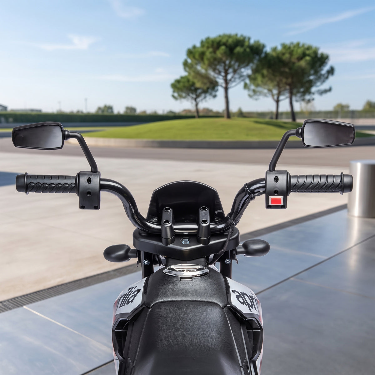 Lasten sähkömoottoripyörä Aprilia 12V, tukipyörät, iskunvaimentimet, USB, 3–8 v, punainen