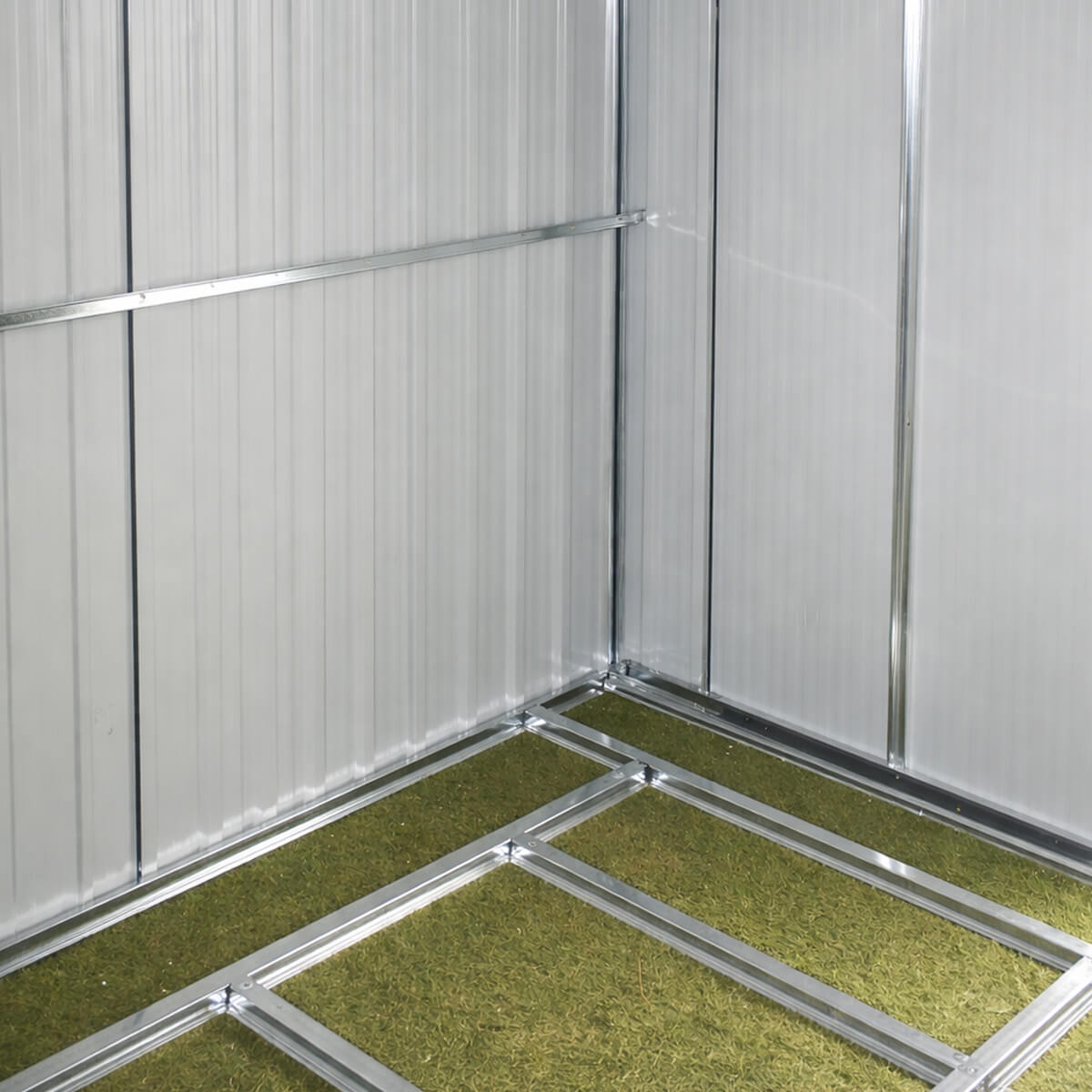 Pihavaja 5,3 m² – sinkitty teräs, liukuovet, sokkeli mukana